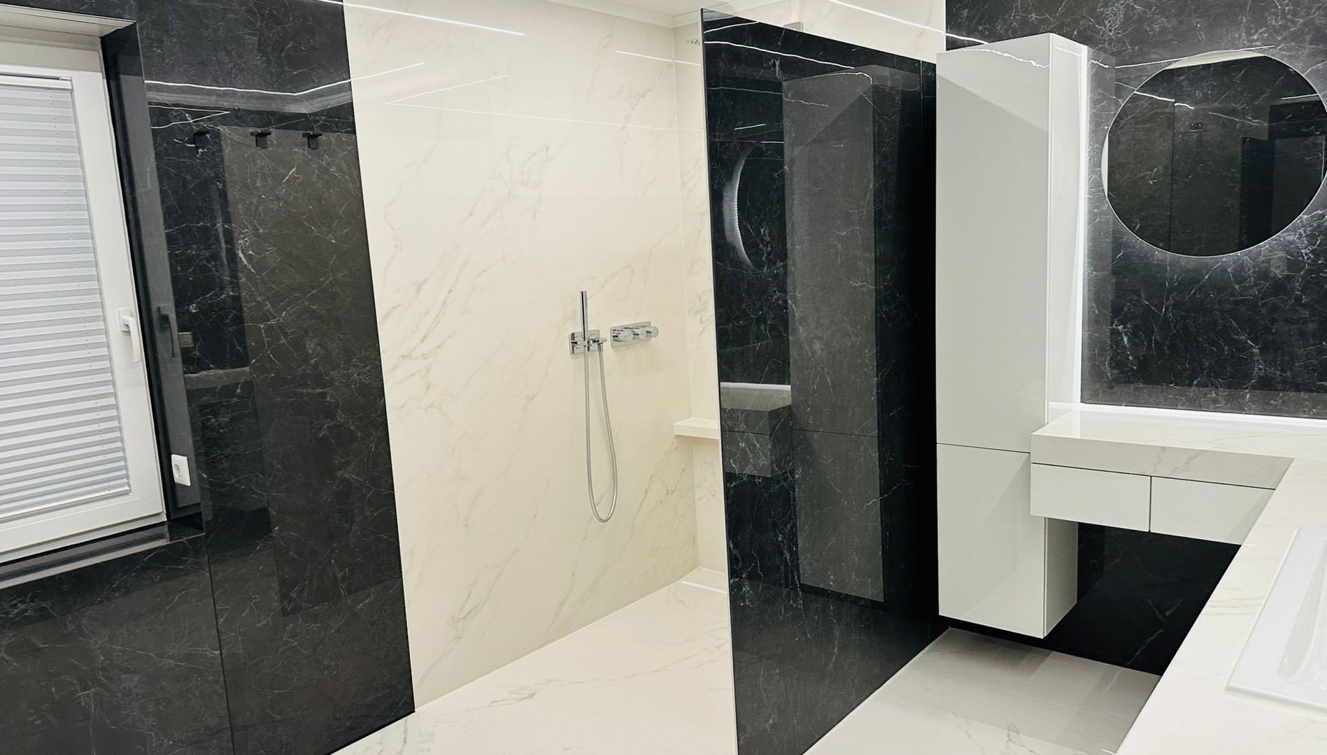 Modern gefliestes Badezimmer mit Großformatfliesen