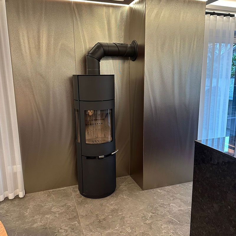 Großformatfliesen als Rückwand für den Kamin