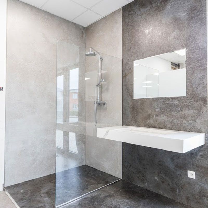 Modern gefliestes Badezimmer mit Großformatfliesen
