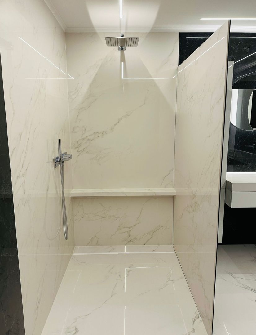 Modern gefliestes Badezimmer mit Großformatfliesen