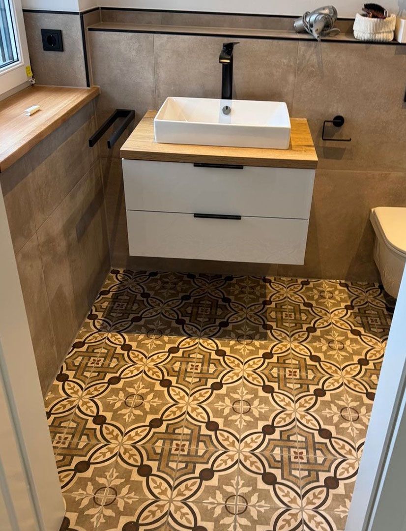 Mosaikfliesen auf dem Boden eines modernen Badezimmers